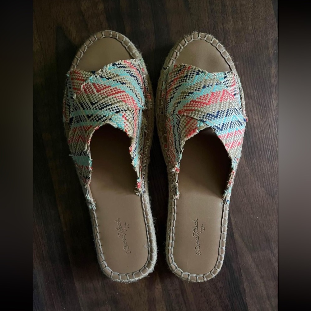 Universal Thread Sandals